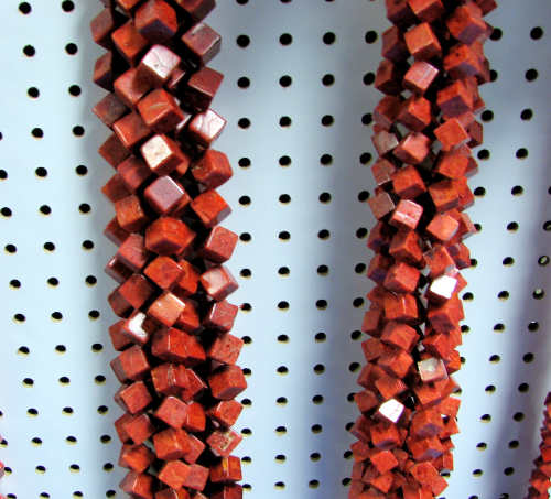 Cube 8x8 mm – foam coral – 1 strand approx. 40 cm