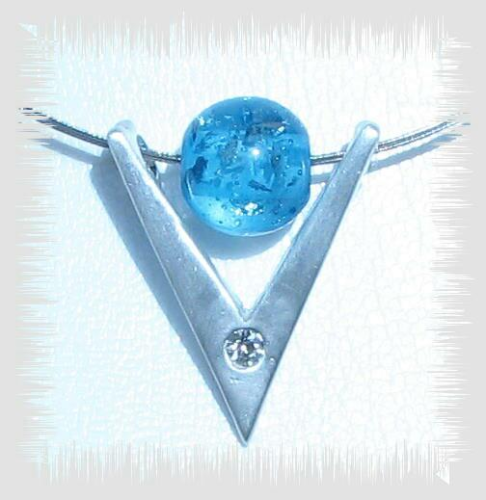 Creative pendant – V – small, rhodium plated with Swarovski crystal